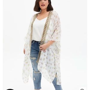 TORRID WHITE FLORAL BORDER PRINT RUANA
